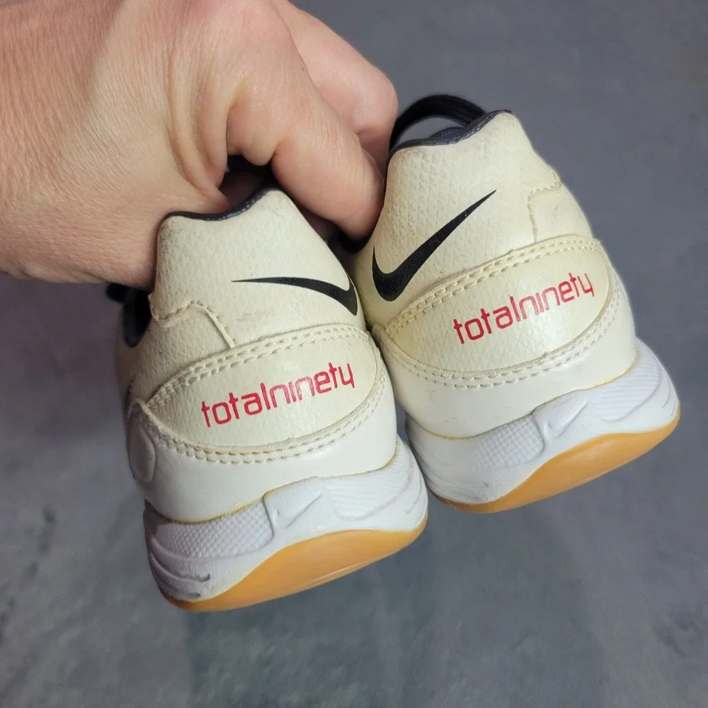 Nike Total 90‎ Shoot Kids Indoor Soccer Shoes Cream Black Red Gum Sole 8 Inch